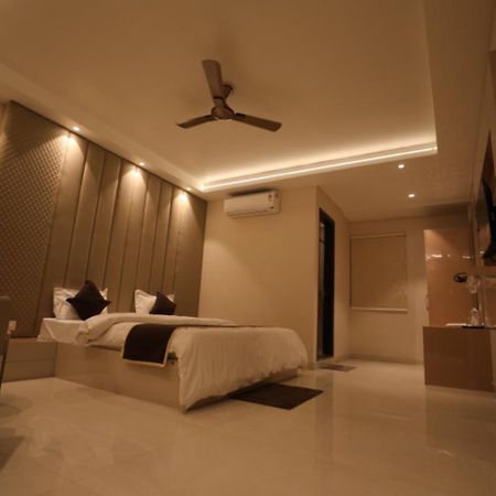 Hotel Maya Crystal Juhi Bari ภายนอก รูปภาพ