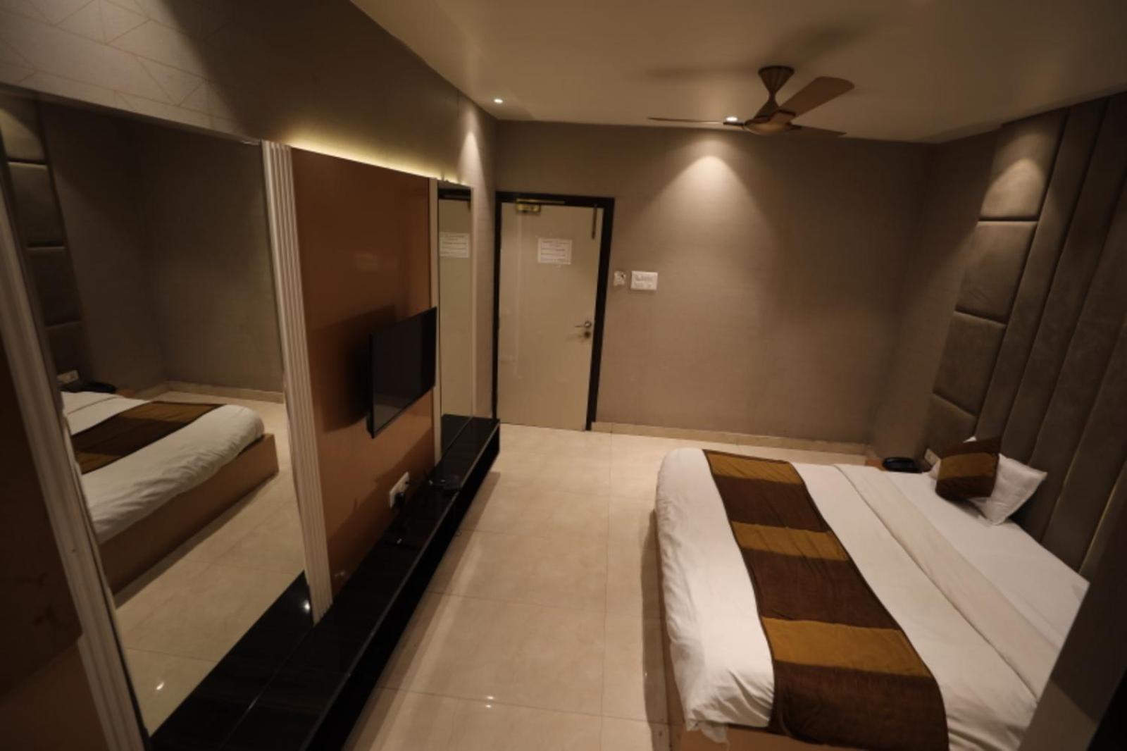 Hotel Maya Crystal Juhi Bari ภายนอก รูปภาพ