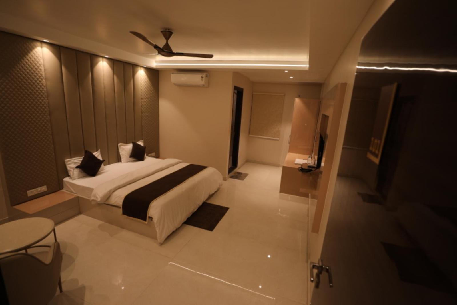 Hotel Maya Crystal Juhi Bari ภายนอก รูปภาพ
