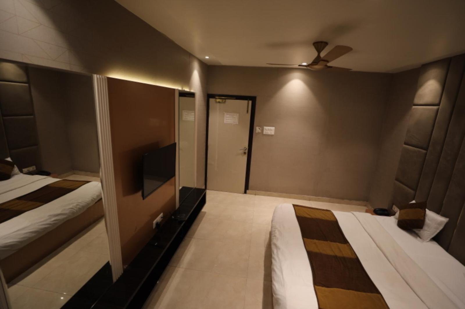 Hotel Maya Crystal Juhi Bari ภายนอก รูปภาพ