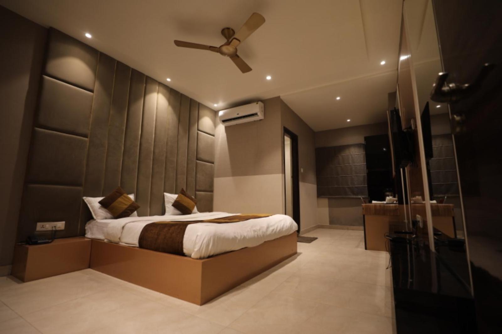 Hotel Maya Crystal Juhi Bari ภายนอก รูปภาพ